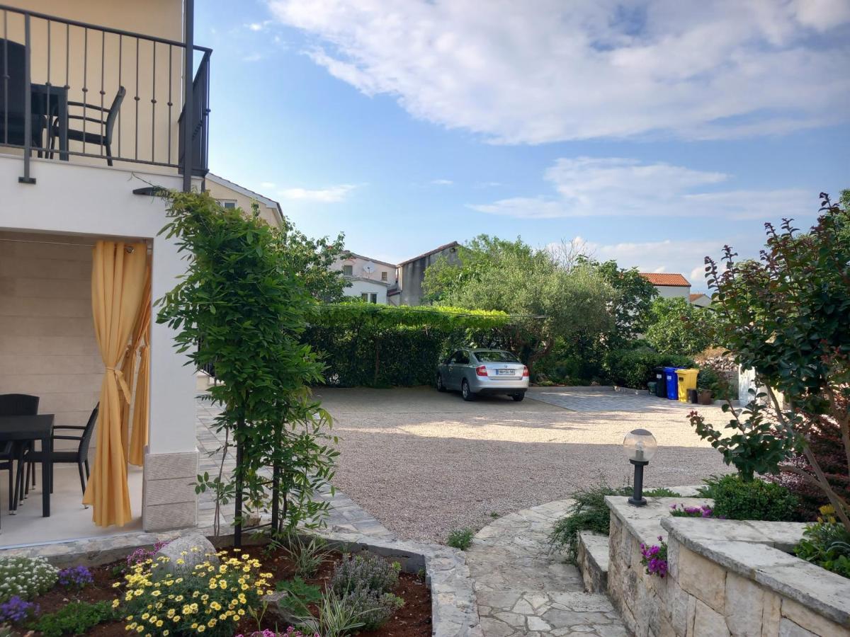 Apartman Ivona U Prizemlju Malinska Exterior foto